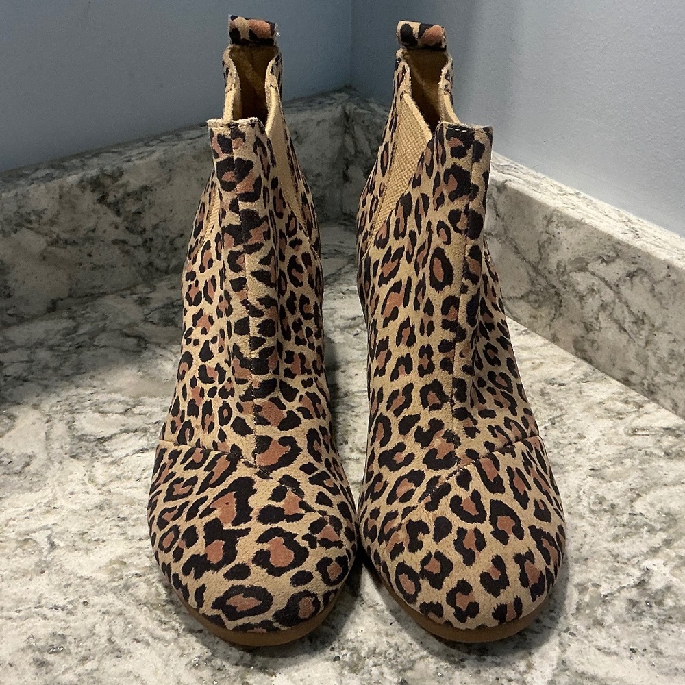 NWOB Tom’s Kelsey Desert Tan Leopard Print Suede Wedge ankle Boots Sz 6